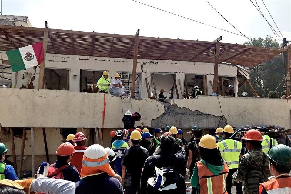 Con el sismo, los departamentos de los dueños  colapsaron y los escombros sepultaron a una veintena de menores.