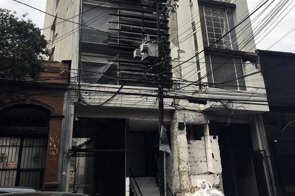 El edificio de la calle Guanajuato 229, en la Colonia Roma Norte, de ocho niveles, sufrió daños en fachada, estructuras internas y escaleras.