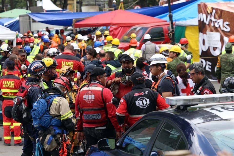 Pasadas las 15:00 horas, la zona tuvo que ser evacuada debido a que sonó la alerta de riesgo en Álvaro Obregón 286.