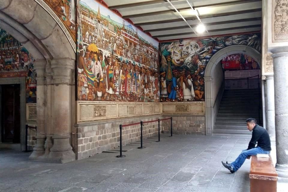 Los murales, pintados por el extinto muralista tlaxcalteca, Desiderio Hernández Xochitiotzin, tienen su origen en 1957.
