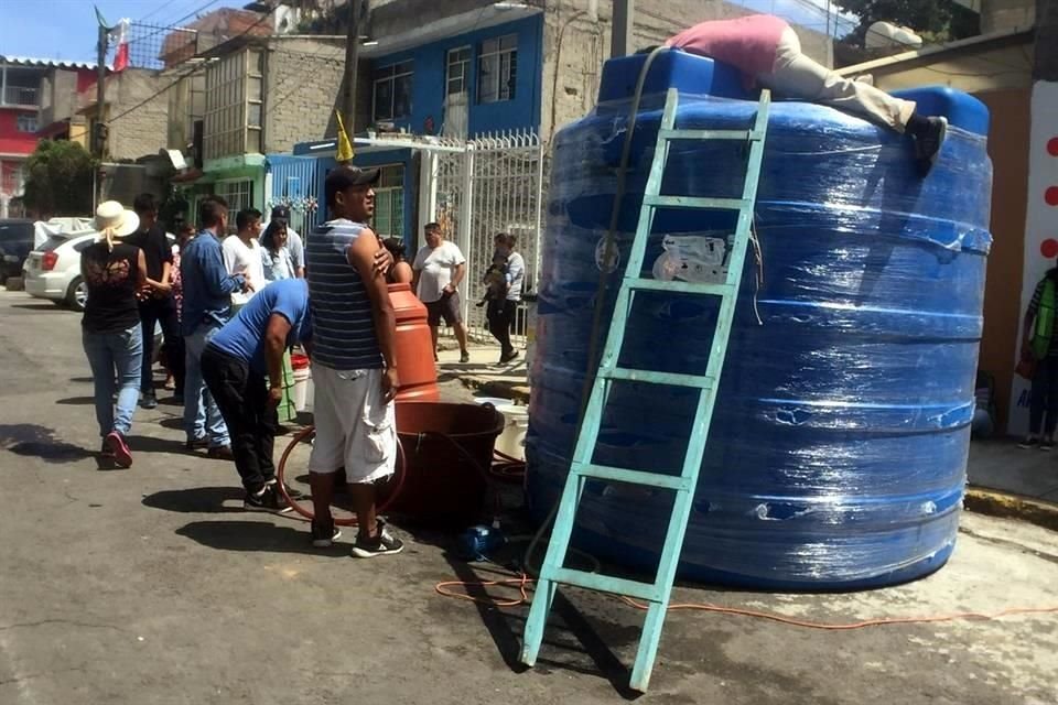 La Delegada Dione Anguiano pidió donar agua a la población de Iztapalapa ante la falta del suministro por la red.