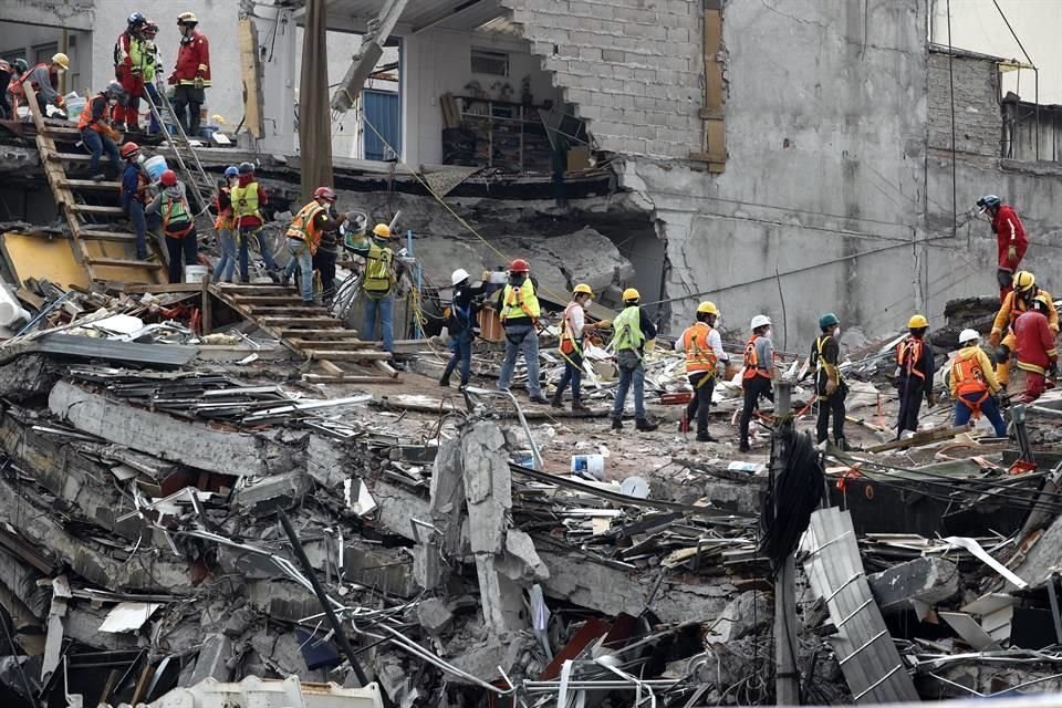Brigadas de rescate continúan con las labores de búsqueda de personas bajo los escombros del edificio colapsado en Álvaro Obregón.