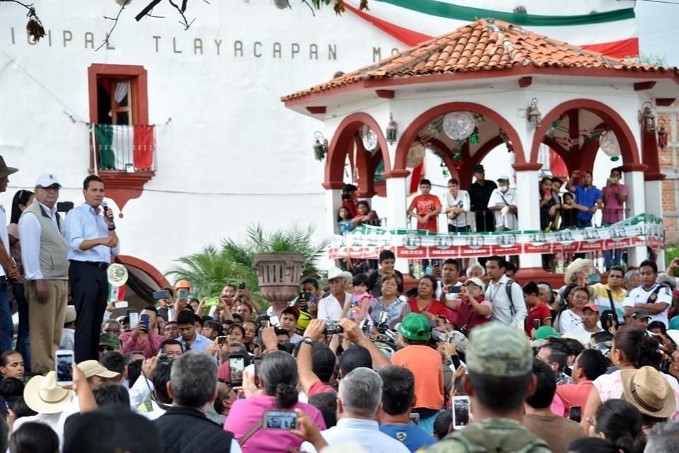 El director del IMSS acompañó al Presidente y al Gobernador de Morelos en un recorrido por Tlayacapan.