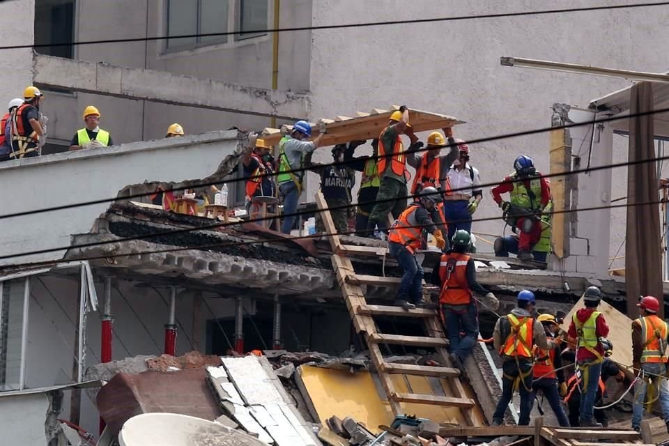 Las tareas de rescate continuaban la tarde de este martes en Álvaro Obregón 286.