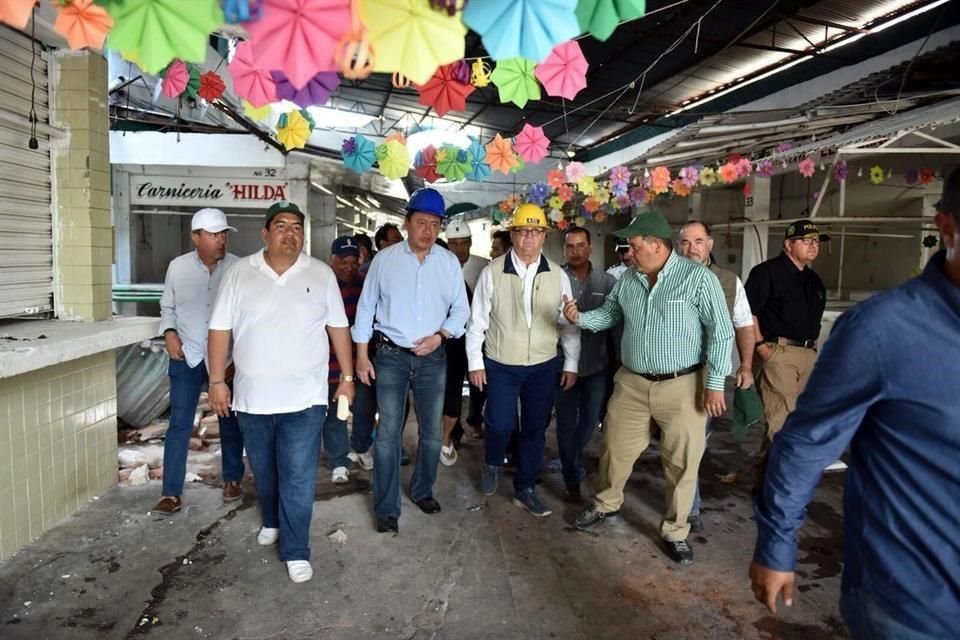 El Secretario Miguel Ángel Osorio Chong, el Gobernador Graco Ramírez, Jorge Márquez y Enrique Galindo (chaleco) en Zacatepec.