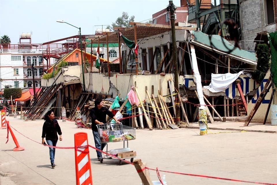 Ayer, fuerzas federales y sociedad civil continuaban con la remoción de escombros del Colegio Rébsamen.