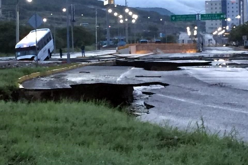 Una intensa lluvia anoche y esta madrugada en la capital de Querétaro causó socavón en el que cayó un camión, frente a a la Plaza Antea.