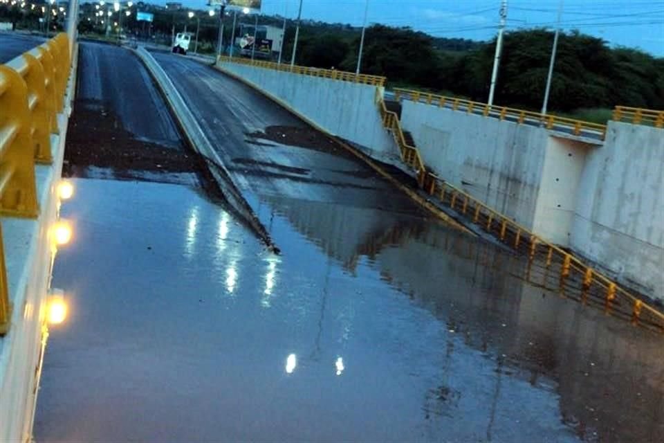 Varias vialidades y carreteras se encuentran inundadas, lo que ha generado caos vial.