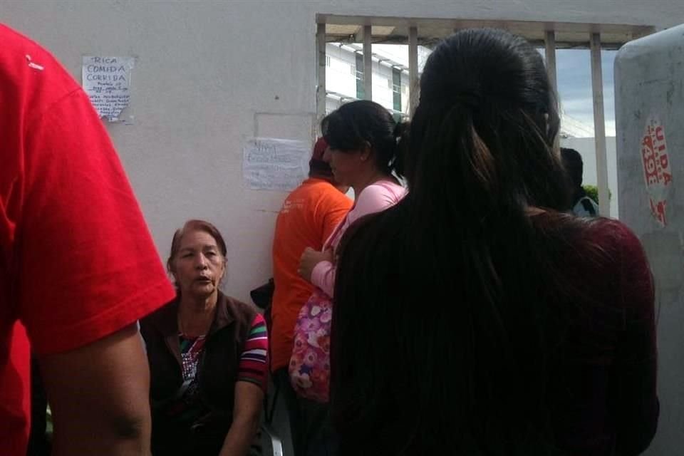 Familiares del joven rescatista esperan noticias en el Hospital Regional 2 Villa Coapa del IMSS.