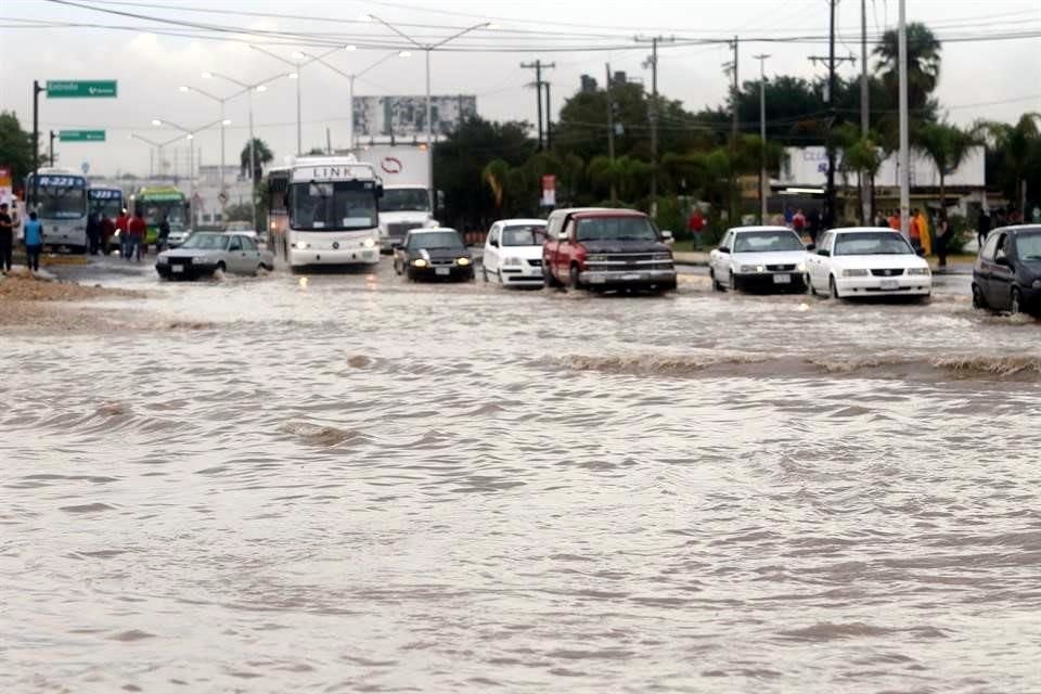 Inundaciones y vialidades colapsadas dejaron las lluvias registradas durante la noche y madrugada en toda el área metropolitana de Monterrey.
