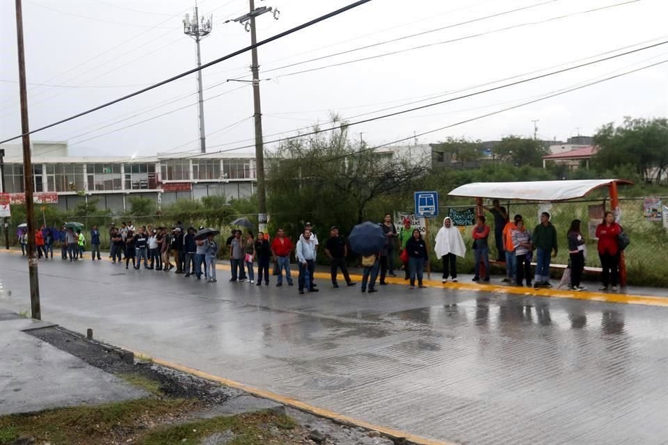 En el Municipio de Juárez se reportó que a lo largo de la Avenida Teófilo Salinas Garza varias personas tuvieron que esperar por más de una hora y media la llegada de alguna unidad.