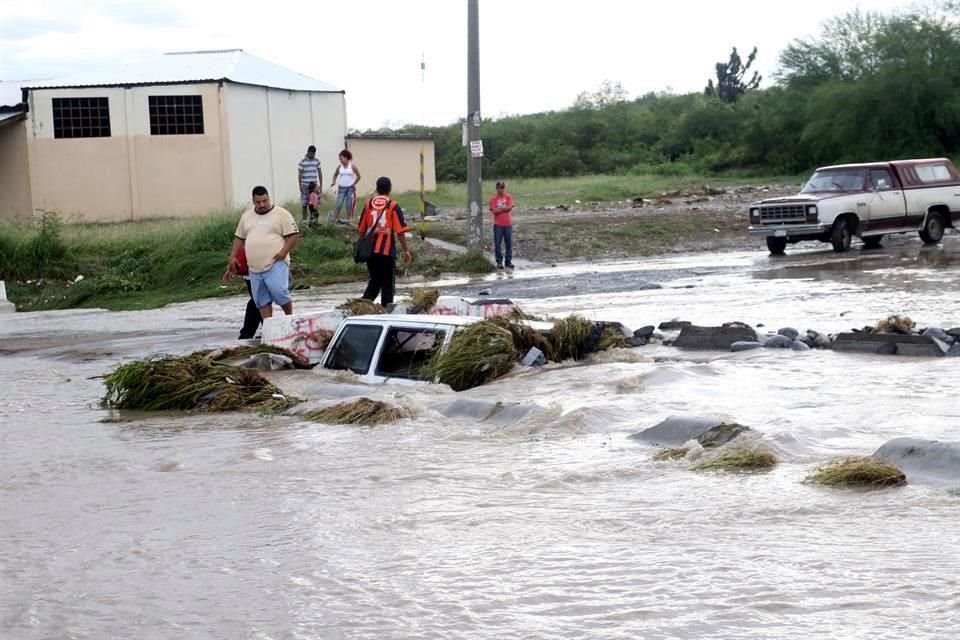 Decenas de familias del Municipio de Juárez que han sufrido por las inundaciones tras las lluvias de la madrugada compararon los daños con los que dejó el huracán 'Alex'.