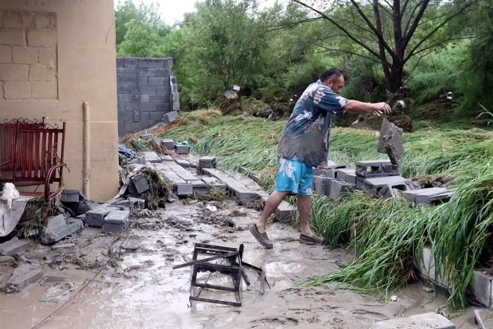 Habitantes de las colonias Colinas de San Juan, Las Lomas y La Morena perdieron sus muebles y hasta sus vehículos al desbordarse un arroyo.