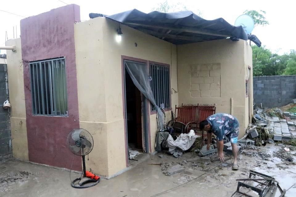 Los vecinos trataron de rescatar sus pertenencias luego de que las viviendas quedaron inundadas.