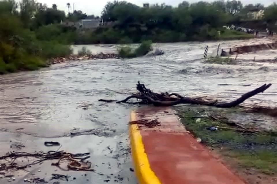 El Río Pesquería se desbordó en la localidad Altamira, en la entrada a Los Ramones.