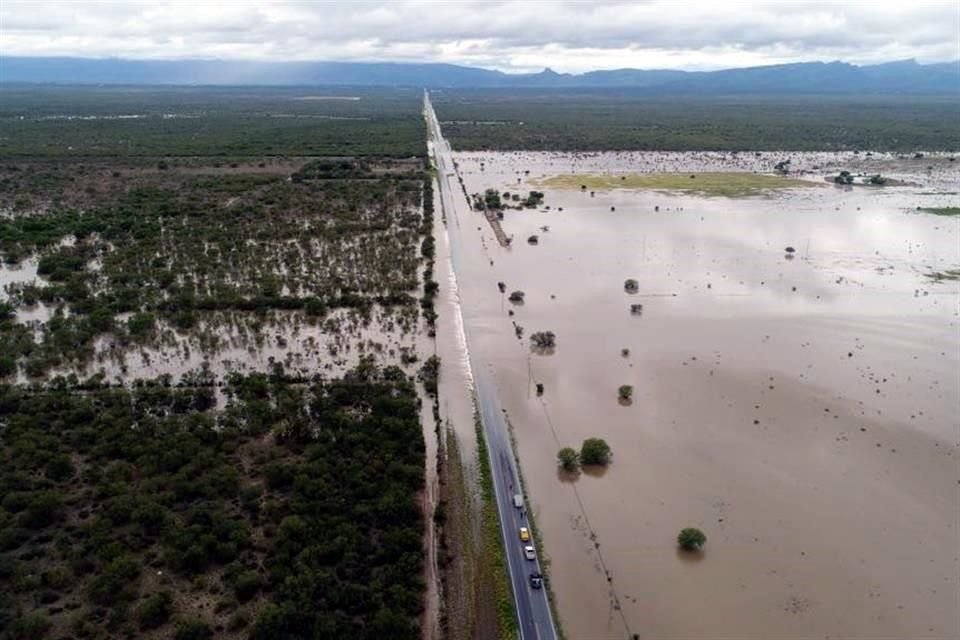 En Zuazua se reportó la inundación de la carretera frente a Las Palmas.