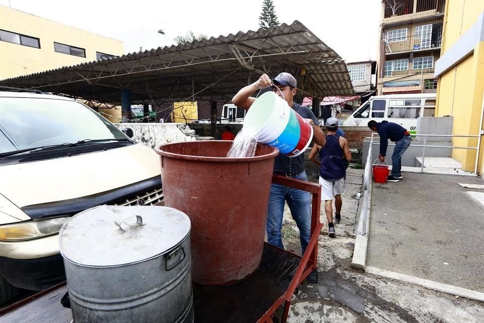 El sismo también truncó el abasto de agua. Colonos de San Gregorio en Xochimilco tienen que acarrear agua con cubetas hasta sus casas.