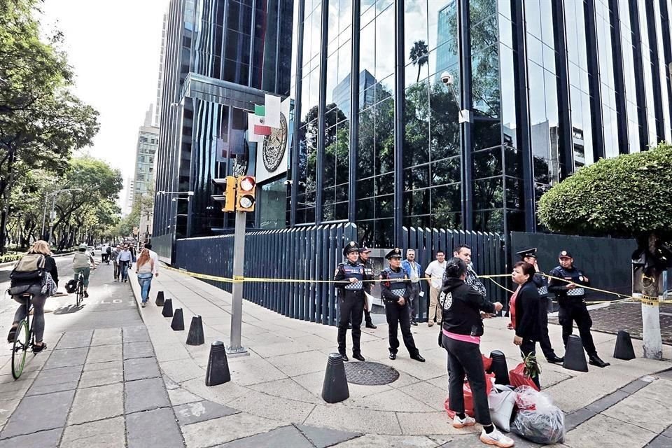 La PGR acordonó sus edificios en la CDMX, entre ellos su sede central, en Avenida Reforma.