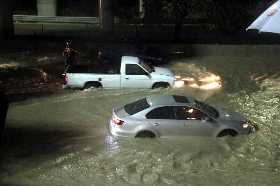 En el Bulevar Miguel de la Madrid, en Guadalupe, varios carros quedaron varados por la inundación que se presenta en la zona.