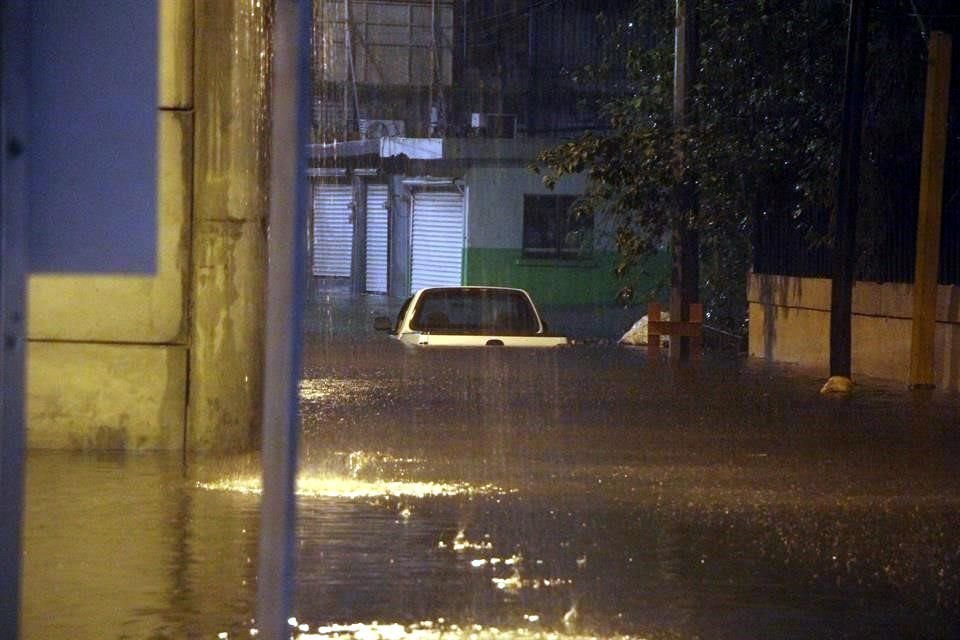 Una camioneta quedó atrapada en la inundación en la Avenida San Nicolás en su cruce con Juan Pablo II.