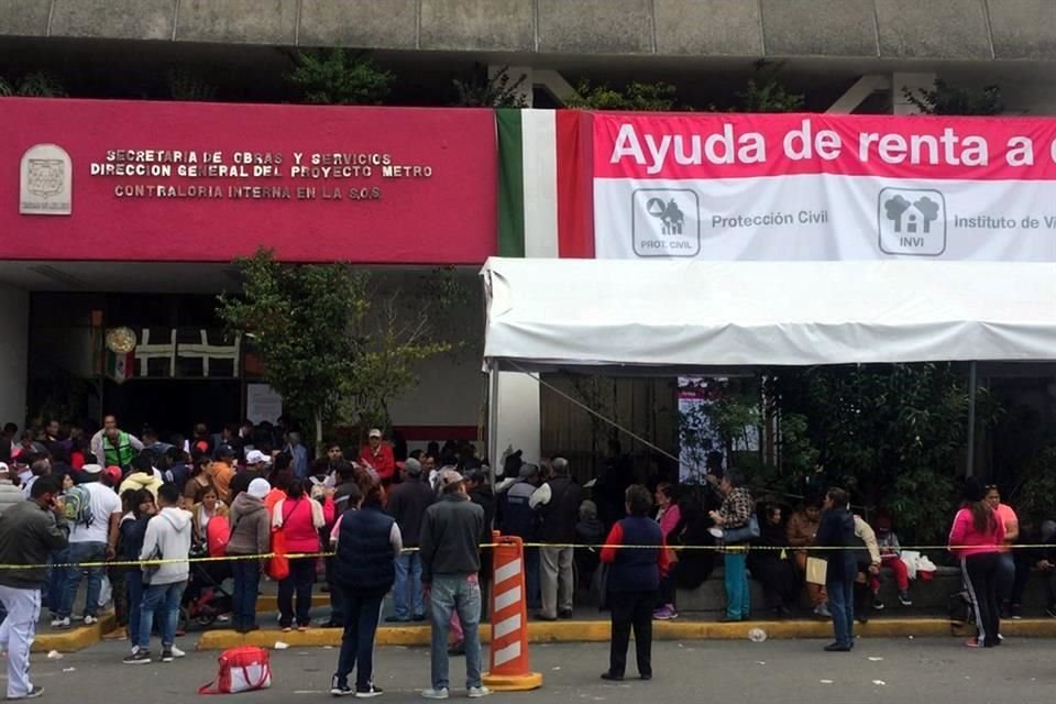 Uno de los carriles de Avenida Universidad, donde se ubica una de las oficinas de la Secretaría de Obras, fue cerrado para dar espacio a la fila de personas que llegaron al centro de atención.