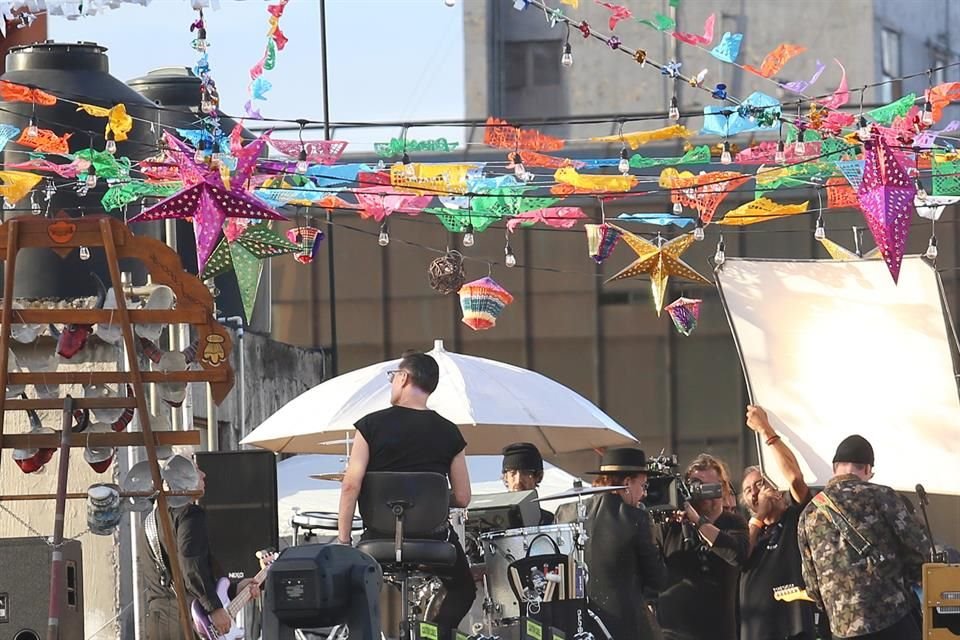 La banda mont un escenario en la cima de un edificio con decoraciones tpicas mexicanas para el clip 'Get Out on Your Own Way'.