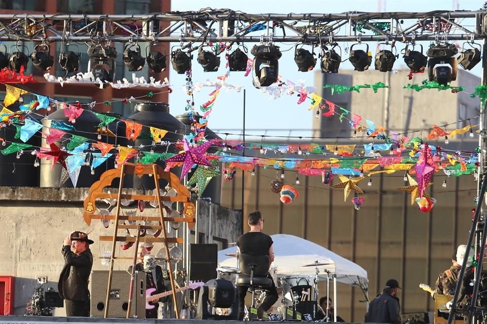 Montaron un escenario con decoraciones mexicanas para el clip 'Get Out on Your Own Way'.