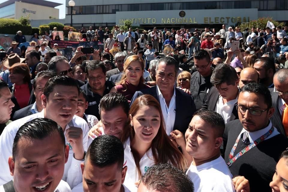 Jaime Rodrguez registro ayer su aspiracin presidencial ante el INE.