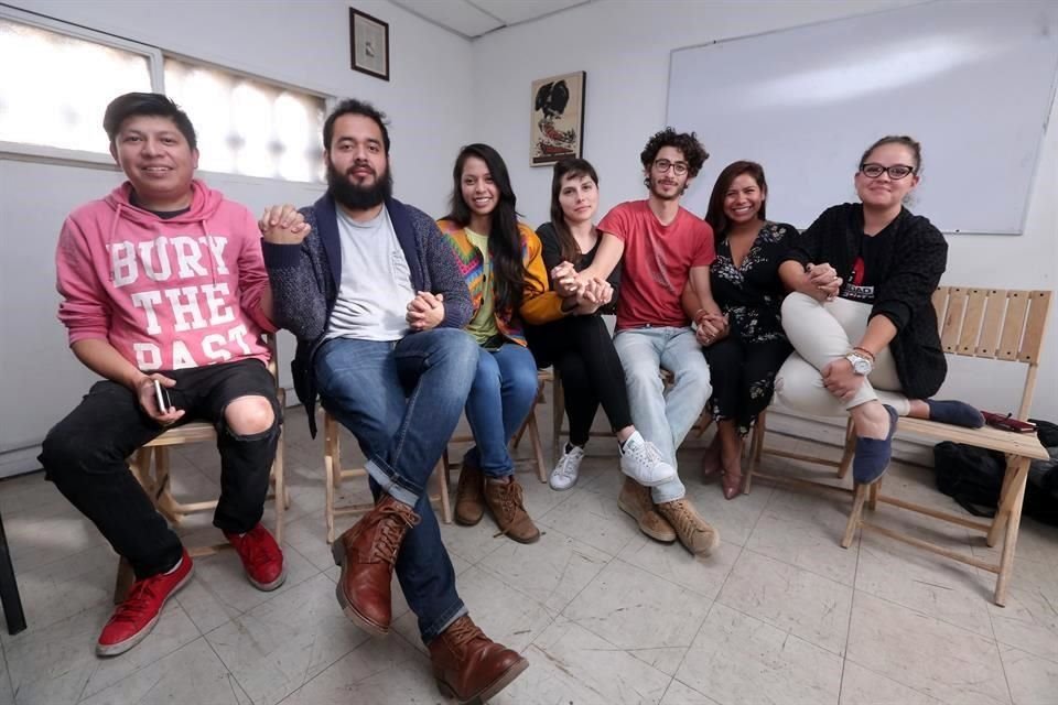 Julio Mena (izq a der), Eduardo Espinosa, Viridiana, Eréndira Derbez, Segio Beltrán, Isabel Arias e Ixchel Cisneros forman parte de Verificado 19S.
