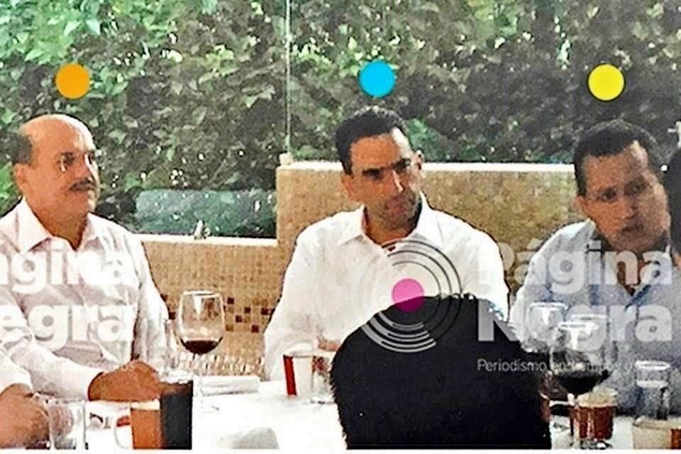 En 2018, Página Negra dio a conocer la imagen del Magistrado Carlos Loranca (izquierda) y el entonces senador Javier Lozano (centro) con Othón Muñoz 'El Cachetes', preso por delitos contra salud.