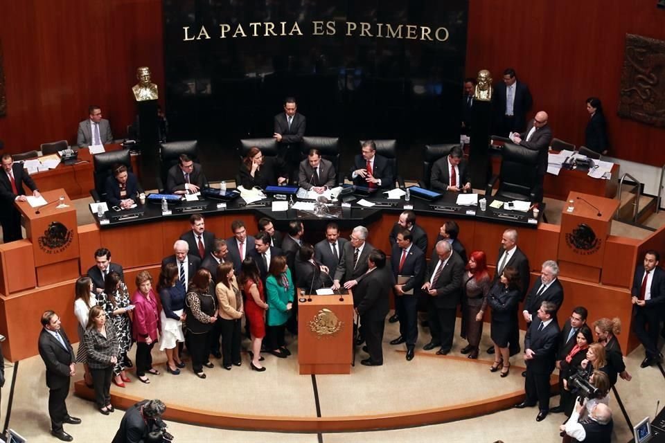 Oposición tomó el Senado y reventó sesión, luego de que Jucopo -de mayoría priista- decidiera definir futuro de Santiago Nieto en secreto.