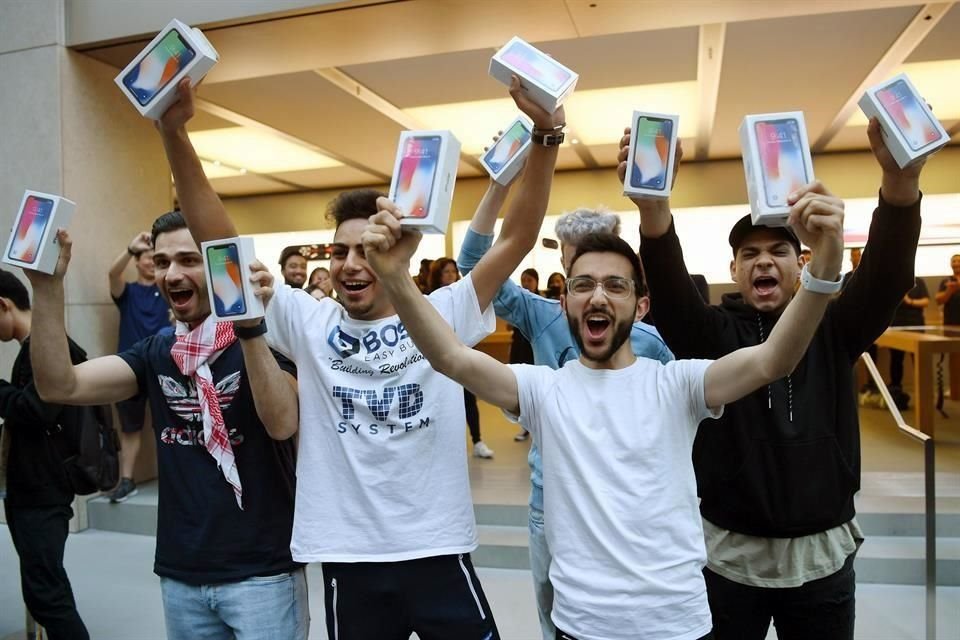 Varias personas celebran su compra de iPhone X en una tienda Apple en Sidney, Australia.