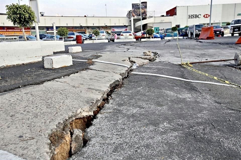 El estacionamiento de la Plaza Comercial del Salado, que se ubica detrs del ex paradero, se encuentra reventado y con desniveles producidos por el agrietamiento del territorio.