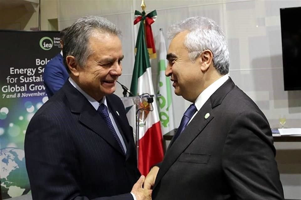 Pedro Joaquín Coldwell (Izq.), Secretario de Energía de México, y Fatih Birol, director general de la AIE.