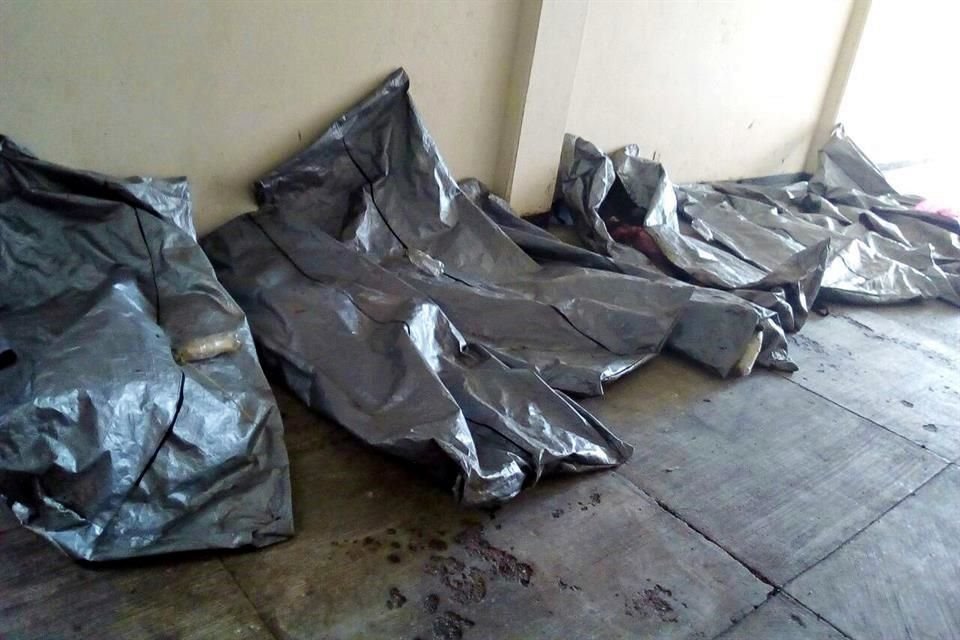 SIN LUGAR.- Debido a la gran cantidad de cuerpos que son recibidos en las instalaciones del Semefo de Chilpancingo, algunos de los cadveres son apilados en el piso y afuera de los refrigeradores.