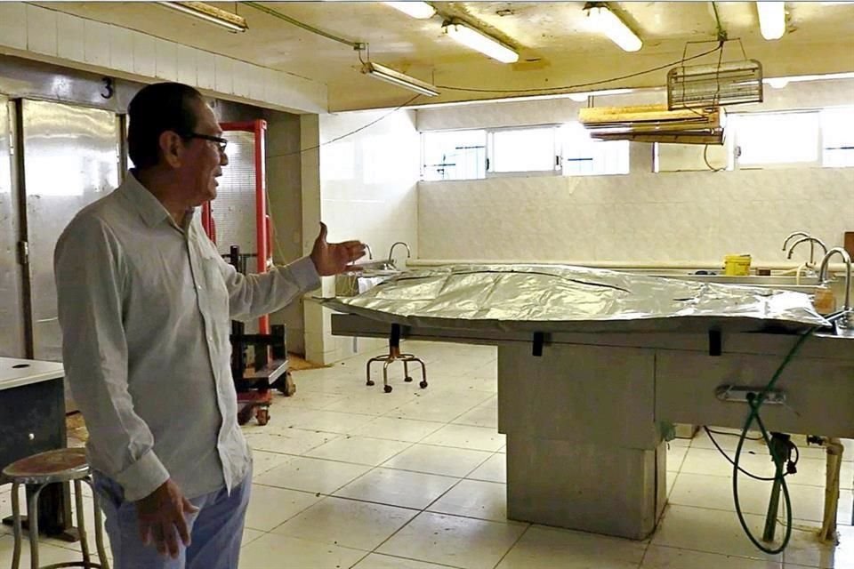 SIN LUGAR.- Debido a la gran cantidad de cuerpos que son recibidos en las instalaciones del Semefo de Chilpancingo, algunos de los cadveres son apilados en el piso y afuera de los refrigeradores.