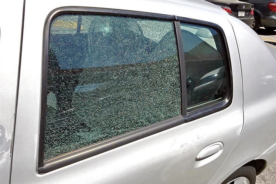 Cada vez más automovilistas acuden a los negocios de cristales a reparar los daños por robo o asalto a sus vehículos. 