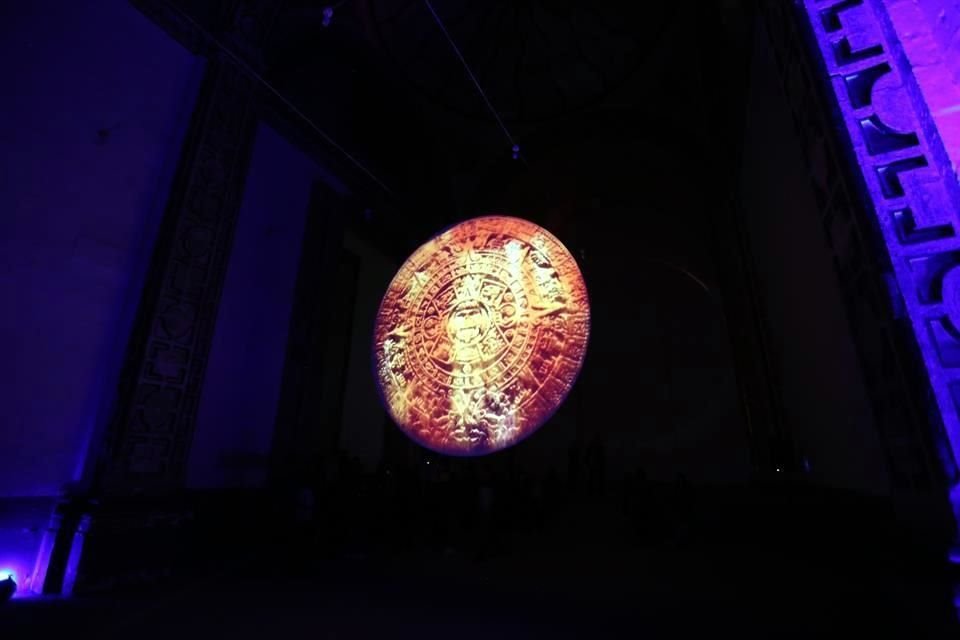 'El Árbol', en el Museo de Arte de la SHCP, se ilumina automáticamente con cada contacto físico que se realiza entre dos o más personas, en el Museo Ex Teresa Arte Actual.