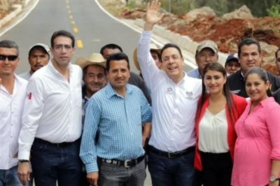 Gerardo Salomón Bulos (izquierda), en la inauguración de una carretera con el gobernador de Hidalgo, Omar Fayad.