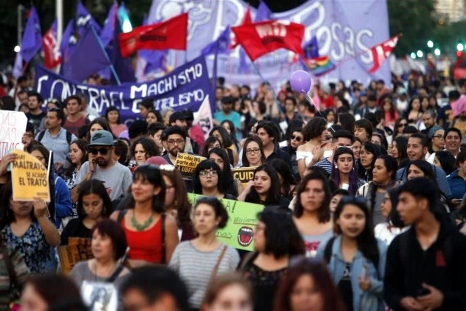 Segn una encuesta, 1 de cada 9 mujeres de Chile han sufrido acoso sexual, activistas sealan al problema como asunto de seguridad pblica.