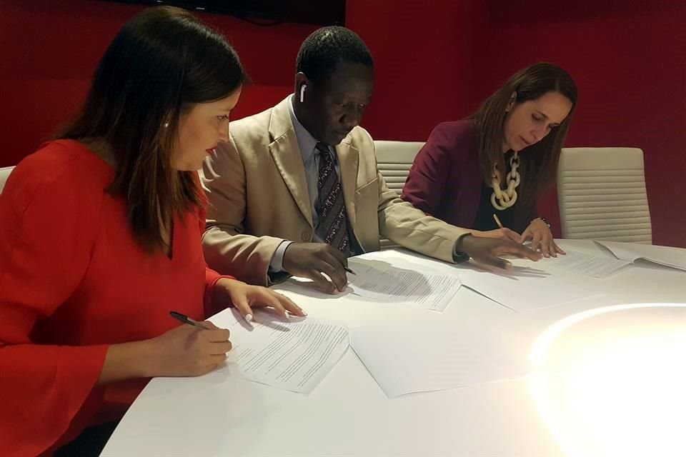 Tania Martínez, presidenta de BE International, Guy Djoken, director ejecutivo del Centro para la Paz de la UNESCO, y Graciela Rojas, fundadora y presidenta de Movimiento STEM firmaron la alianza.