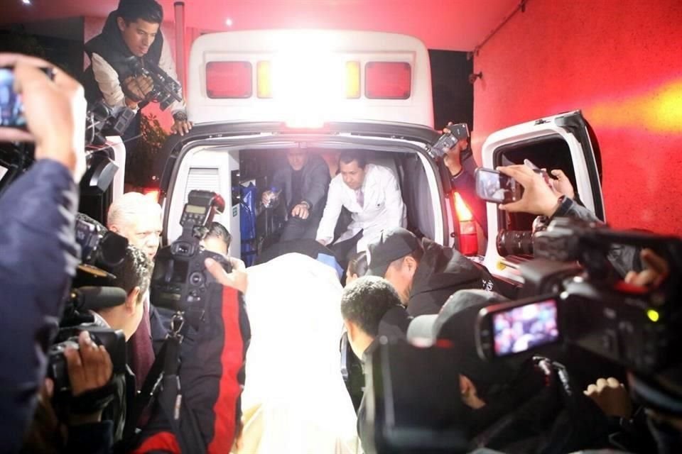 A la salida del hospital fue ingresada en una camilla, cubierta con una sbana blanca, a la ambulancia.
