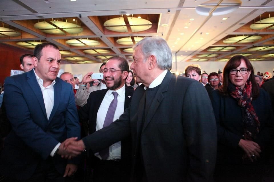 López Obrador con Hugo Eric Flores, dirigente del PES, Cuauhtémoc Blanco, Alcalde de Cuernavaca, y Yeidckol Polevnsky.