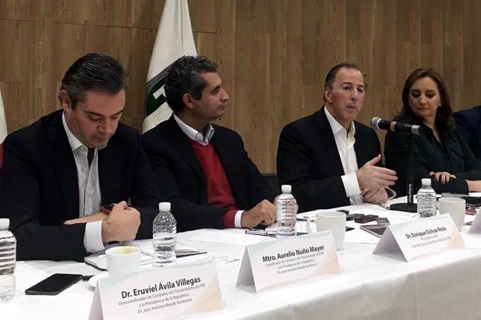 El precandidato Jos Antonio Meade y el lder del PRI, Enrique Ochoa, ofrecieron una conferencia esta maana.
