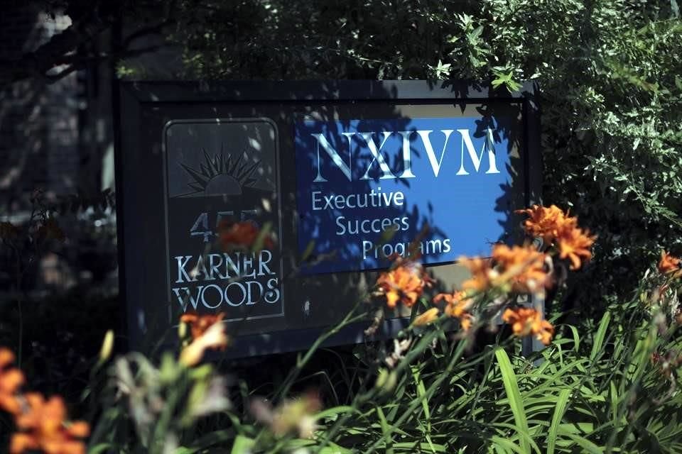 El Departamento de Justicia ha iniciado una investigacin del grupo NXIVM, en el que algunas mujeres que se unieron fueron marcadas con un smbolo que contena las iniciales de su lder.
