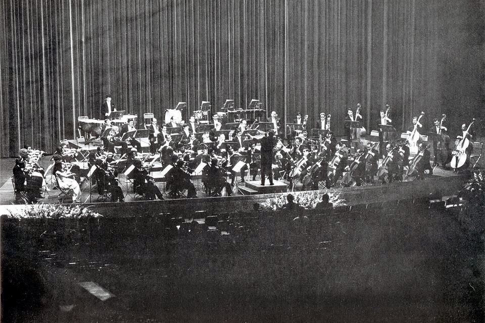 La OSEM en su concierto inaugural, el 27 de agosto de 1971 en el Teatro Morelos.