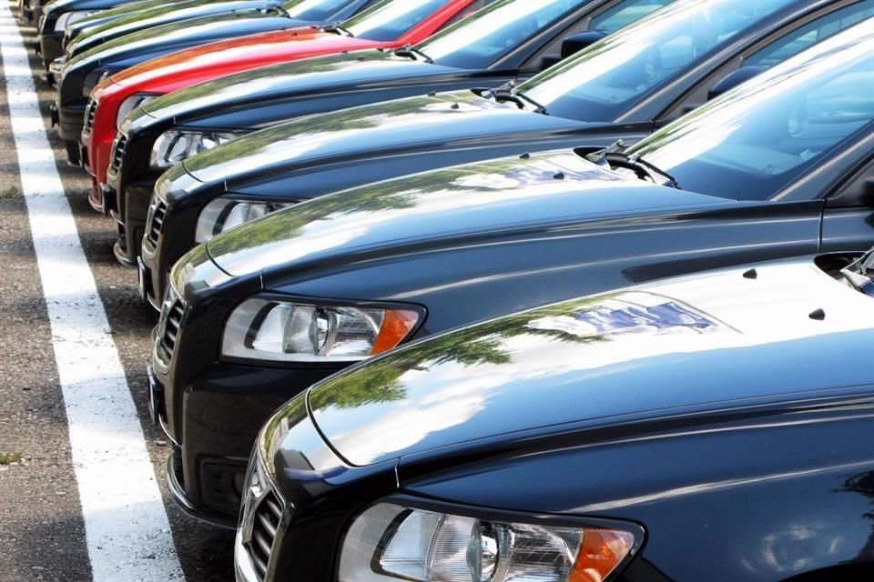 En el acumulado enero-octubre se vendieron 878 mil 997 vehículos ligeros en México.