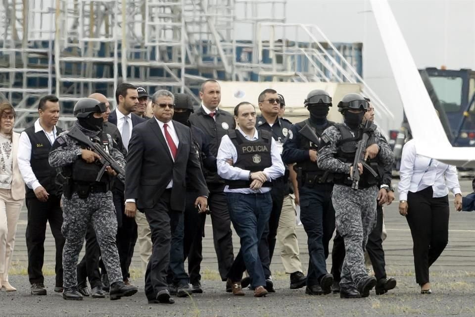 El ex Gobernador de QR Roberto Borge es extraditado a Mxico procedente de Panam para enfrentar delitos de lavado y peculado, entre otros.