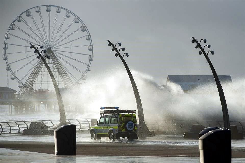 Miles de viviendas en el Reino Unido están sin suministro eléctrico por los fuertes vientos provocados por Eleanor, mientras que hay alerta de inundaciones en algunas zonas costeras.