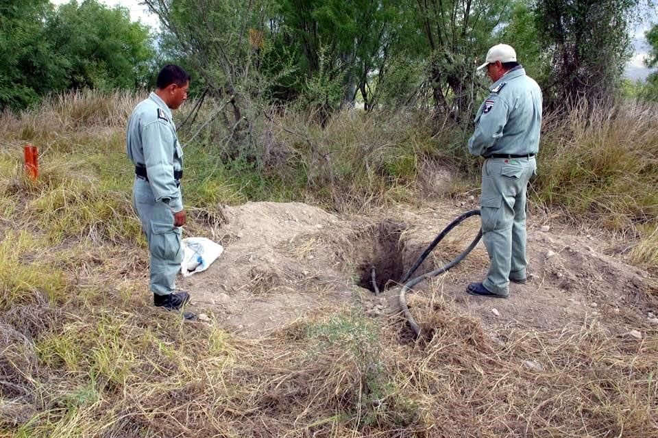 El ducto pasa por una zona donde la ordea de combustible es comn. Pemex ha detectado tomas clandestinas en Mina, como en esta imagen de 2006, en el kilmetro 30 de la Carretera Monterrey-Monclova.